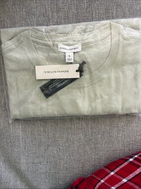 Banana Republic Men's Crew Neck T-Shirt — Sage Green Size Large. NWT
